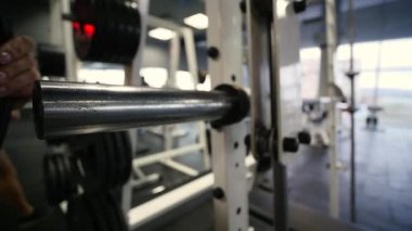 Kız atlet üzerinde halter ağırlık koyar. ağır çekim