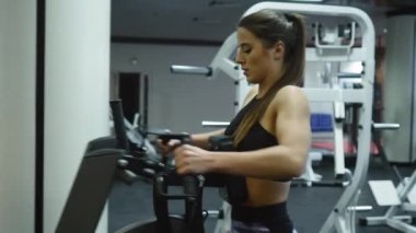 Kollar ve omuzlar simülatör içinde jimnastik salonu kadın trenler