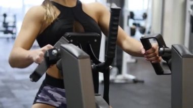 Kollar ve omuzlar simülatör içinde jimnastik salonu kadın trenler