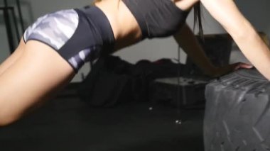 spor salonunda esmer kadın itmek push-up egzersiz egzersiz kadar