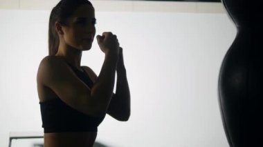 Güzel kickboks kadın eğitim kum torbası fitness studio şiddetli gücü vücut kick boks serisi uygun