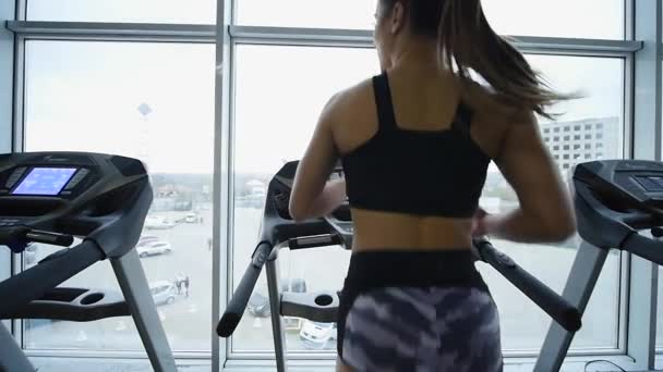 Koşu bandı üzerinde çalışan kadın. ağır çekim — Stok video