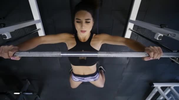 Vrouw uit tillen gewichten te werken. bovenaanzicht — Stockvideo
