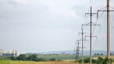 Yüksek voltaj postası. Yüksek voltajlı gökyüzü arka planı.