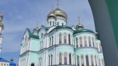 yeşil bir arka plan üzerinde mavi gökyüzü üzerinde Kilise duvarları ile