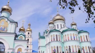 yeşil bir arka plan üzerinde mavi gökyüzü üzerinde Kilise duvarları ile