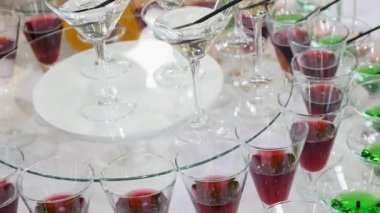 Alkol ve farklı içecekler ile gözlük, gözlük şarap ve şampanya vardır kırmızı şarap gözlük, kadehte şampanya büfesi masada açık büfe tablo lokantada alkol ile