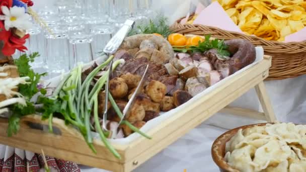 Mesa de restaurante con comida. Platos europeos - carne y ensaladas — Vídeo de stock