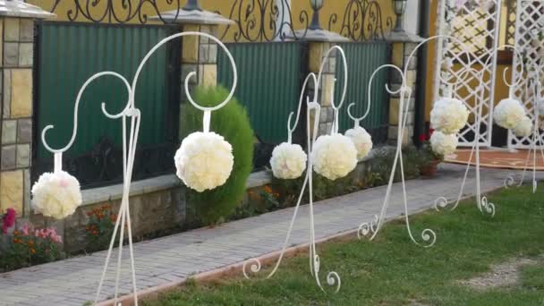 Dekoration für eine Hochzeitszeremonie auf einem Hof — Stockvideo