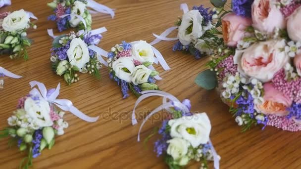 Menyasszony bouquet virágok, szép menyasszonyi csokor tábla, vőlegény boutonniere, esküvő napján, menyasszony csokor. esküvői előkészületek — Stock videók