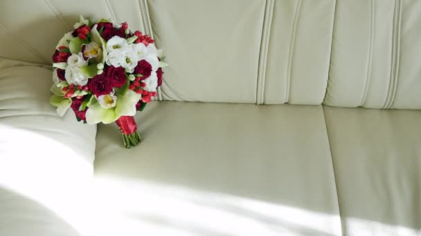 Wedding bouquet of fresh flowers lies on the couch. Wedding bridal bouquet — Stock Video