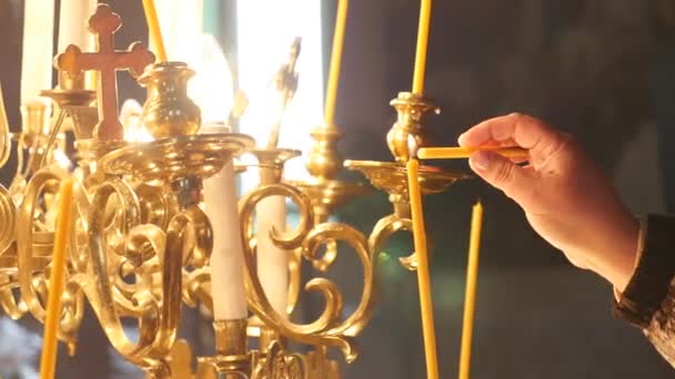 Свічки, що палають у свічнику — стокове відео