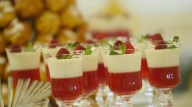 Şeker çubuğu düğün, şeker büfesi, bir düğünde lezzetli çikolata