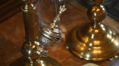 Düğün töreni için kilise öznitelikleri. Altın kron sunak üzerinde vardır. Rahip öznitelikleri. Kilisenin iç