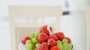 Düğün farklı taze meyve açık büfe tablo. Meyve ve çilek düğün masa dekorasyonu. Açık büfe Resepsiyon meyve şaraplar şampanya. Düğün masa dekorasyonu