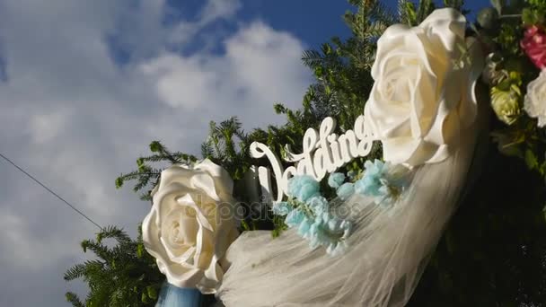 Bruiloft Bloemenboog Decoratie. Bruidsboog versierd met bloemen — Stockvideo