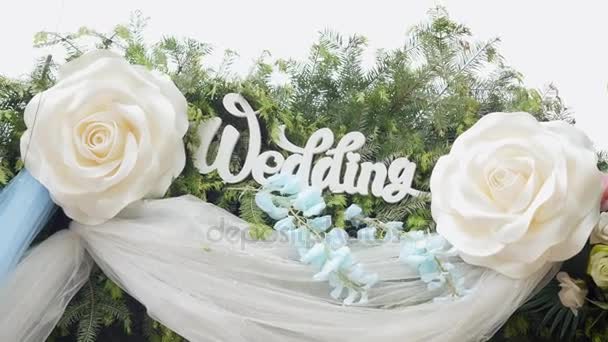 Matrimonio fiore arco decorazione. Arco da sposa decorato con fiori — Video Stock