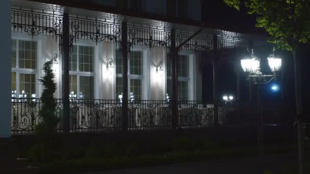 Restaurante lindamente decorado no centro da cidade — Vídeo de Stock