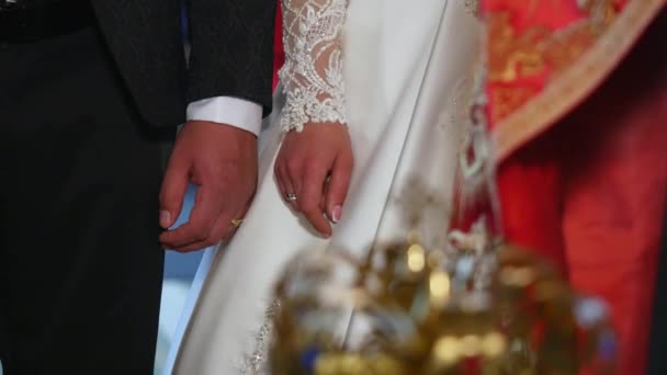 Atributos da igreja para cerimônia de casamento. Coroas de ouro estão no altar. Atributos do padre. Interior da igreja — Vídeo de Stock