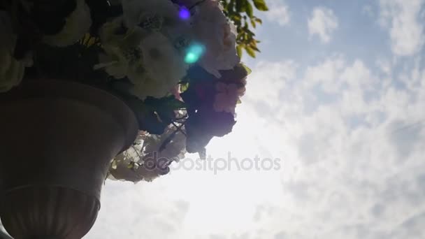 Bir avluya bir düğün töreni için dekorasyon — Stok video