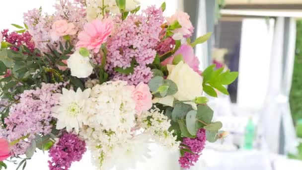 Schöne Blumen auf dem Tisch am Hochzeitstag — Stockvideo