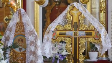 Düğün töreni için kilise öznitelikleri. Altın kron sunak üzerinde vardır. Rahip öznitelikleri. Kilisenin iç