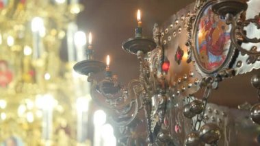 Düğün töreni için kilise öznitelikleri. Altın kron sunak üzerinde vardır. Rahip öznitelikleri. Kilisenin iç