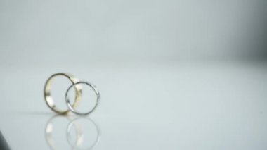 Alyanslar beyaz arkaplanda