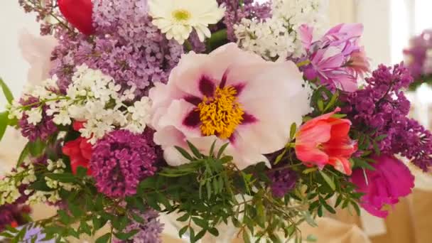 Hermosas flores en la mesa en el día de la boda — Vídeos de Stock