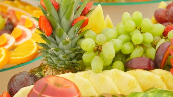 Verschillende verse vruchten op bruiloft ontbijtbuffet tabel. Fruit en bessen tafeldecoratie bruiloft. Ontbijtbuffet-Receptie fruit wijnen champagne. Tafeldecoratie bruiloft — Stockvideo