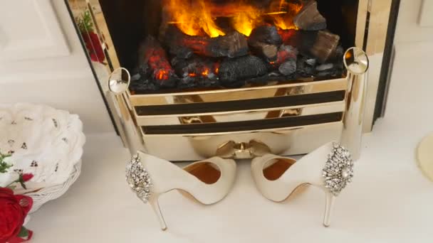 Zapatos de boda cerca de la chimenea — Vídeo de stock