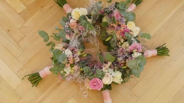 Svatební kytice květiny, krásné svatební kytici na stůl, ženicha boutonniere, svatební den nevěsty kytice. Svatební přípravy — Stock video
