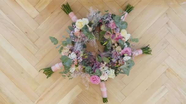 Ramo de flores de novia, Hermoso ramo de novia sobre la mesa, boutonniere novio, día de la boda, ramo de novias. preparativos de boda — Vídeos de Stock