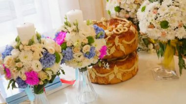 Geleneksel lezzetli Ukraynalı düğün ekmek ekmek weddind mumlarla düğün masada
