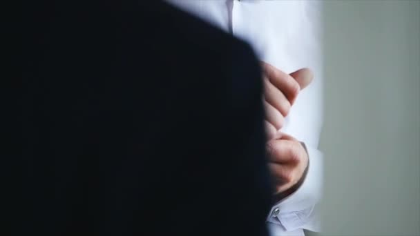 Stylový ženicha v modré luxusní oblek na sobě knoflíčky zblízka — Stock video