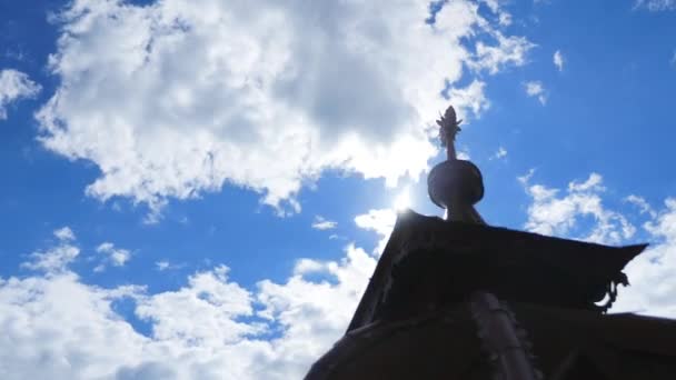 Ortodoxa kyrkan på blå himmel bakgrund — Stockvideo