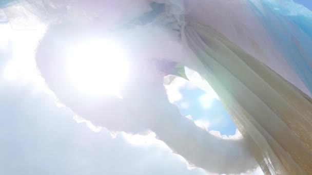 Arc de mariage sur le fond du ciel bleu, décoration de mariage, mouvement de la caméra le long de l'arche de mariage vers le haut — Video