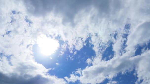 Білі хмари біжать над блакитним небом — стокове відео