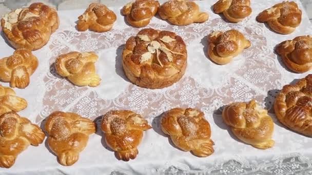 Традиционный вкусный украинский свадебный хлеб за свадебным столом — стоковое видео