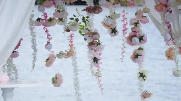 Bruiloft Bloemenboog Decoratie. Bruidsboog versierd met bloemen — Stockvideo
