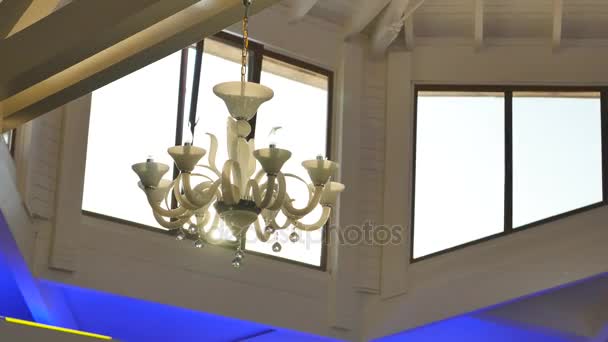 Lámpara de araña en un elemento interior del restaurante — Vídeos de Stock