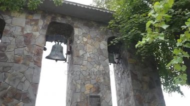Arazi üzerine kilise çanları