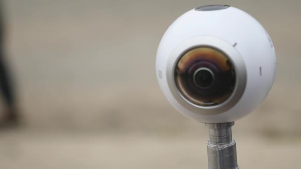 Close-up foto van een 360 graden panoramische virtuele tour camera buiten — Stockvideo