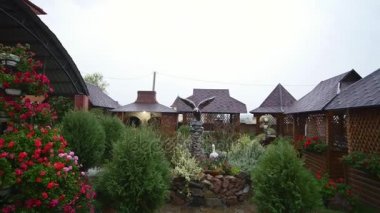 Kadar yakın atış ağır yağmur düşen güzel avluda. 4 k. sonbahar veya ilkbahar hava durumu