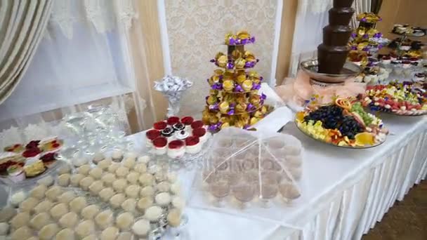 Mesa de banquete de catering bellamente decorada con diferentes alimentos en el evento de fiesta de cumpleaños de Navidad corporativa o la celebración de la boda — Vídeo de stock