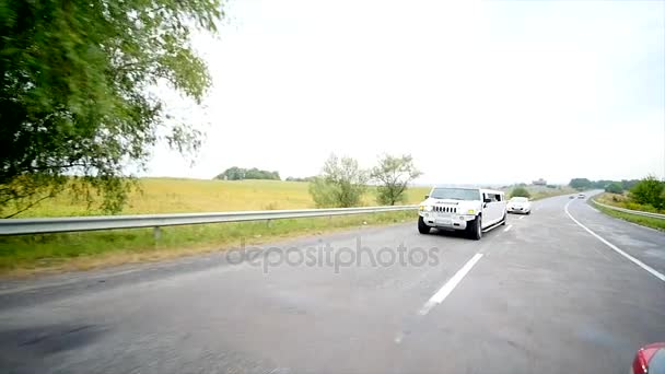 Bruiloft auto op een weg — Stockvideo