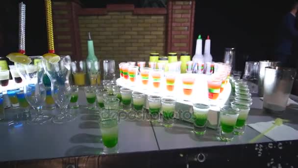 Verschillende alcohol drinkt in bekers en wijnglazen op bruiloft buffet tafel — Stockvideo