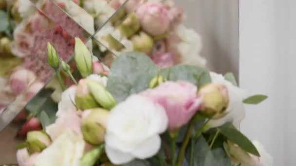 Bouquet de mariée près du miroir à l'intérieur — Video