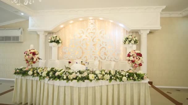 Borden vid bröllopsmiddagen. Bröllop dekorationer — Stockvideo