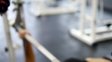 Ağırlık kaldırma dışarı çalışan kadın. seçici odak